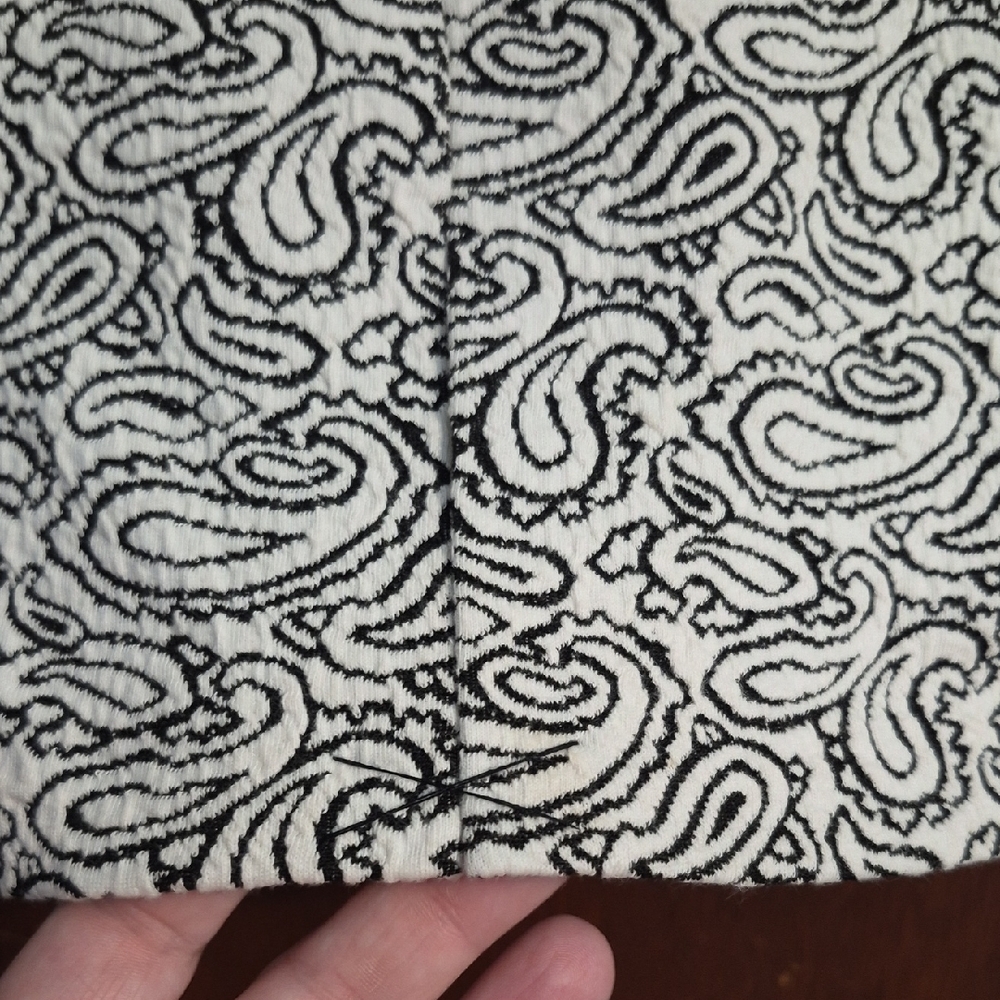 Elegant Black and White Paisley Skirt - Picture 5 of 7